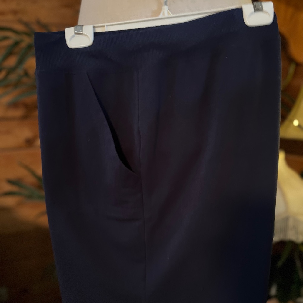 Athletic World xxxl/22 navy shorts(40”W x 56”H x 8”L)